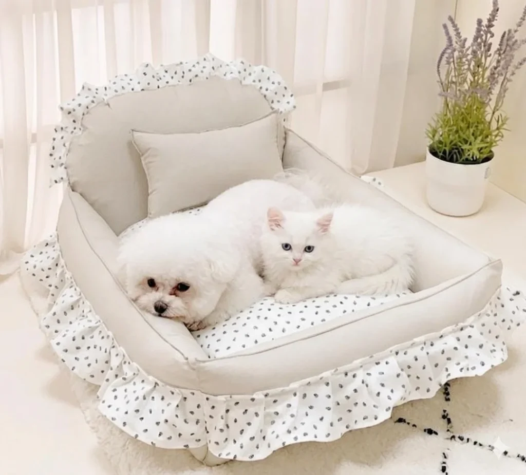 Divan-Berçeau Éclat de Soie blanc avec chien et chat