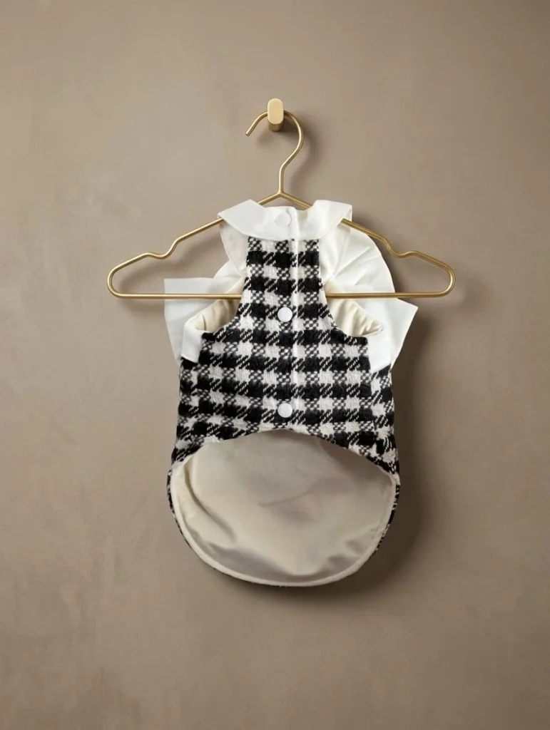 Vue intérieure du gilet couture Monogramme Noir et Blanc pour petit chien