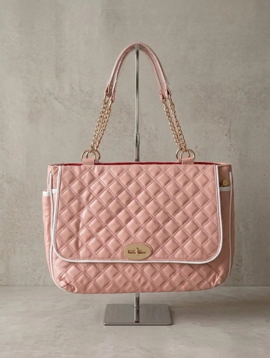 Sac de transport La Baronne rose matelassé vu de face
